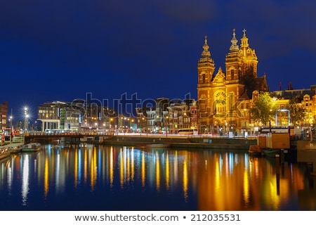 Foto stock: Night Amsterdam Canal And Basilica Saint Nichola