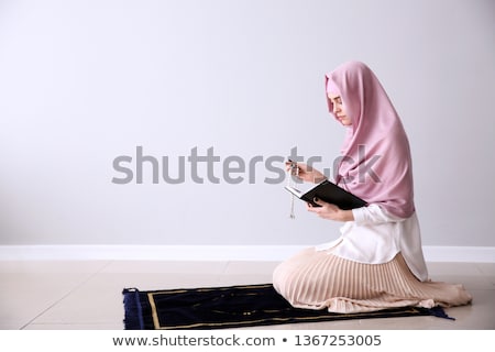 Foto d'archivio: Muslim Woman With Prayer Beads
