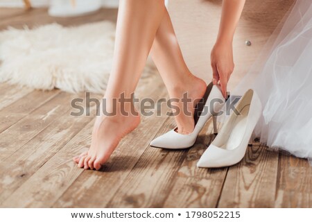 Foto stock: Putting On Shoes