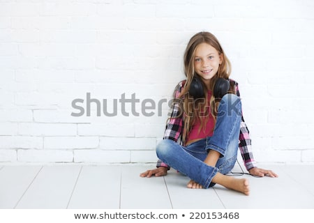 Foto d'archivio: Nine Year Old Girl Listening To Music With Headphones