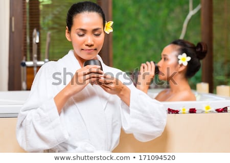 Indonesian Woman Having Wellness Bath In Spa Stockfoto © Kzenon