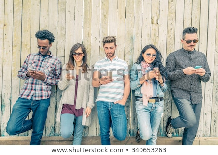 Foto stock: Teenagers On Their Mobile Phone