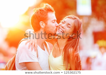 Porträt eines jungen Paares, das umarmt und küsst Stock foto © Maridav