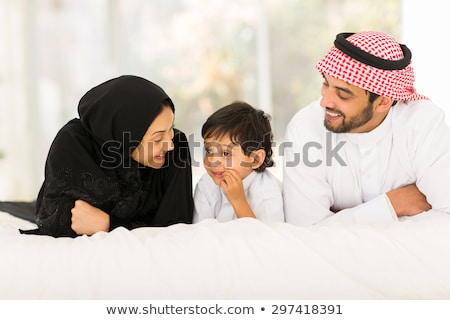 Stockfoto: En · Midden-Oosterse · Familie · Die · Op · Een · Bed · Ligt