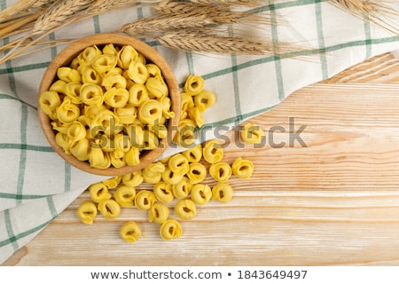 Foto d'archivio: Raw Tortellini