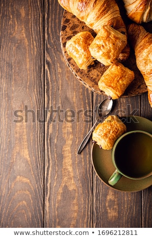 Zdjęcia stock: Green Cup Of Tea With Mini Chocolate Bun