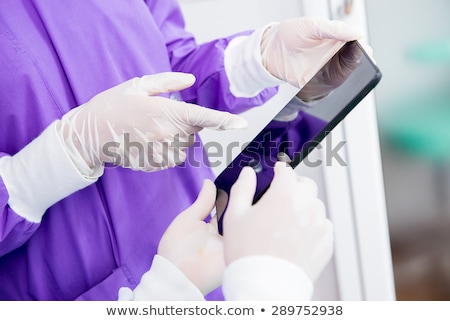 Foto stock: Medical Scientist Reading About Mers Virus On Figital Tablet Com