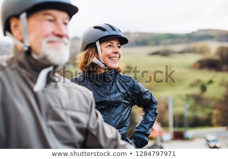 Foto stock: Active Couple Cycling In The Countryside