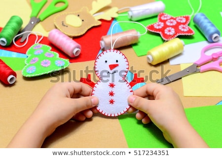 [[stock_photo]]: Ain · d'enfants · accroché · sur · fil · rouge