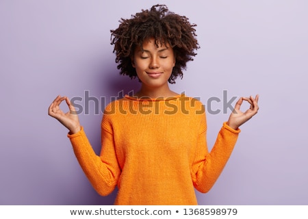 Stock foto: African Girl Posing Isolated Over Violet Background Holding Skateboard Take A Selfie By Phone