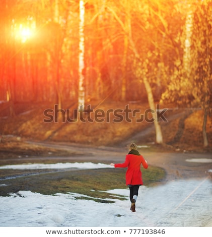 Foto d'archivio: A Nice Woman Running In Snowy Park