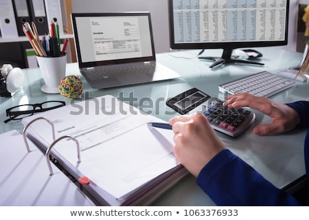 Foto d'archivio: Invoice Calculator And Accounting Software