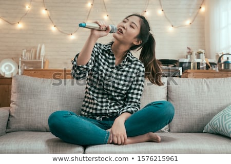 Foto stock: Ulher · bonita · cantando · em · um · microfone · vintage