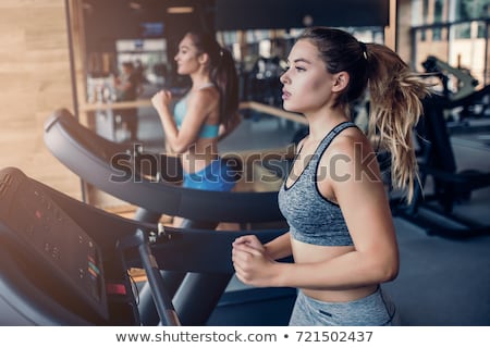 Imagine de stoc: Emeie · antrenament · în · fitness · club · pe · pista · de · alergare