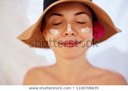 Foto d'archivio: Protected Skin With Sunscreen Lotion