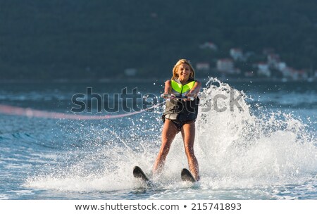 Stockfoto: En · Jonge · Vrouw · Waterskiën