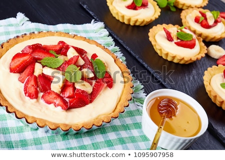 Foto stock: Strawberry And Custard Tart Close Up