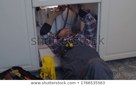 Foto stock: Plumber Screwing Siphon