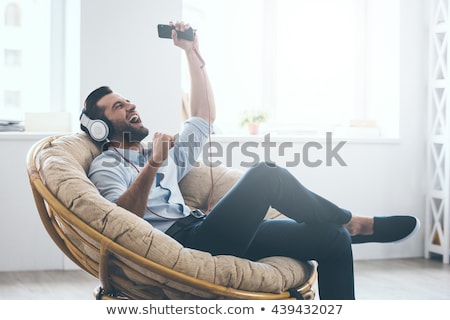 Foto stock: Ovem · com · tocador · de · música · e · fones · de · ouvido