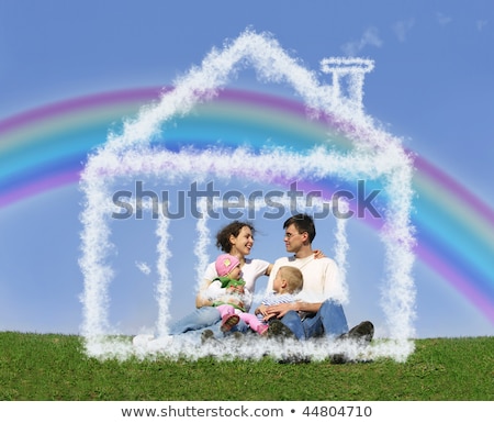 Stock foto: Ierköpfige · Familie, · die · im · Traumhaus · und · in · der · Regenbogencollage · sitzt