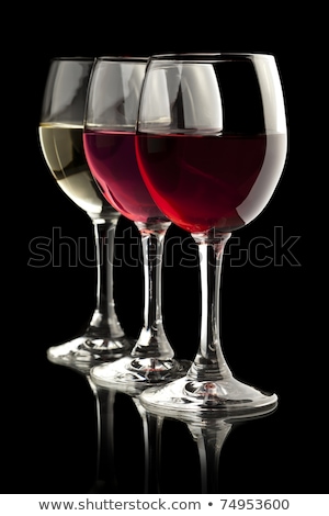 Foto stock: Opos · de · vinho · branco · e · rosa · vermelha · elegantes · em · um · fundo · preto