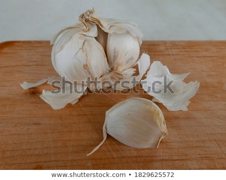 Foto d'archivio: Fresh Garlic Bulb With Loose Cloves