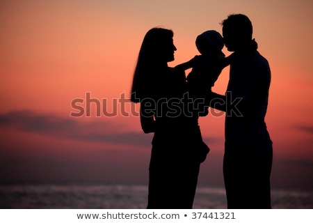 Stockfoto: Ilhouetten · Van · Ouders · Met · Kind · Tegen · Zee · Daling