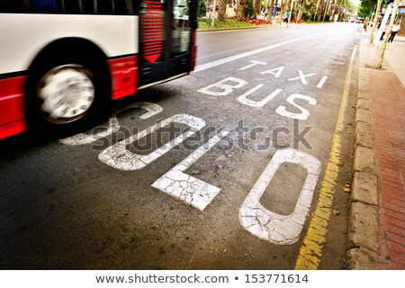 Foto stock: Igno · de · taxi · blanco · sobre · asfalto · negro