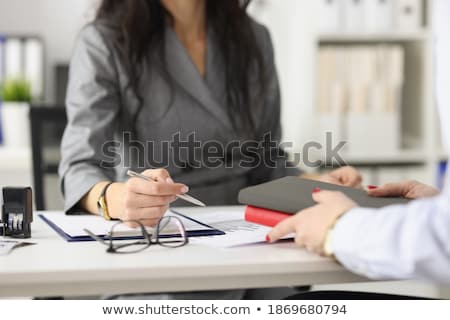 Foto stock: Reporter Conducting Interview Of Businesswoman