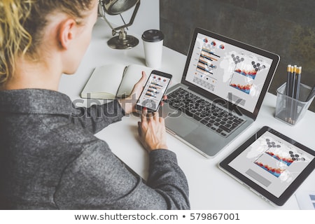 Stockfoto: Onge · Vrouw · Die · Laptop · En · Celtelefoon · Met · Behulp · Van