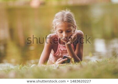Młoda dziewczyna medytuje w pobliżu grzywki Zdjęcia stock © MilanMarkovic78