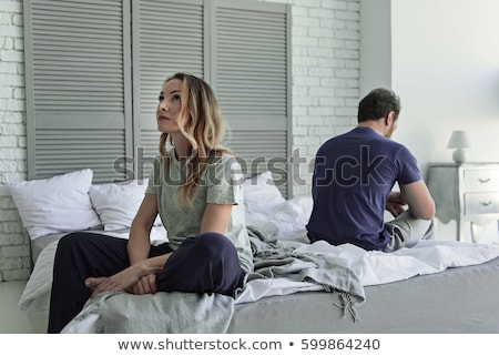 Foto d'archivio: Sad Couple Sitting On Bed