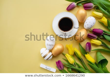 Foto d'archivio: Easter Eggs With Purple Tulip Flowers