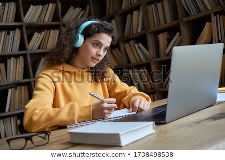 Stock foto: In · Lehrer · spricht · mit · Schulkindern · in · einer · Oberschulklasse