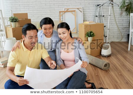 Stockfoto: Asian Family Studying Blueprint