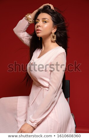 Foto d'archivio: Portrait Of A Black Young Girl Wearing Gold Necklace