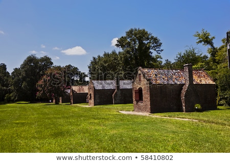 Foto stock: Old Slave Huts In A South Carolina Farm