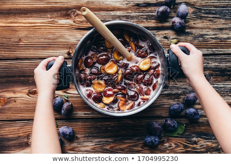 Foto d'archivio: Plum Jam And Fresh Plums