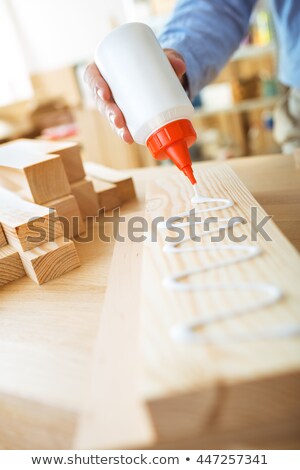 Lucrător de lemn care aplică lipici Imagine de stoc © donatas1205