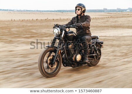 Foto stock: óvenes · ciclistas · descansan · en · el · campo