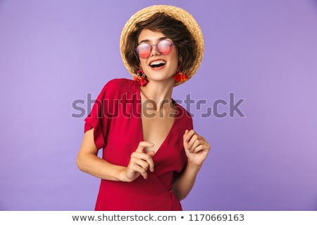 Foto d'archivio: Smiling Brunette Woman In Straw Hat And Sunglasses Posing