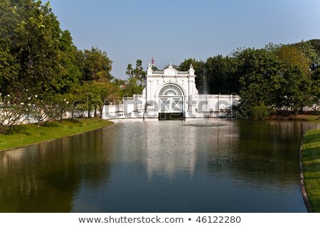 Foto d'archivio: White Flood Gate Of The Artificial Canal In The Sommerpalace Ban