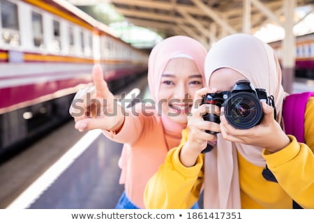 Zdjęcia stock: Pretty Young Woman With A Dslr Camera Outdoors Using A Tripod