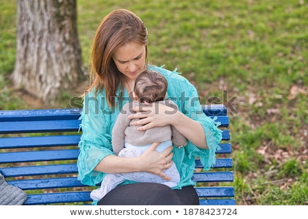 ストックフォト: 園に座っている中東の女性と彼女の息子