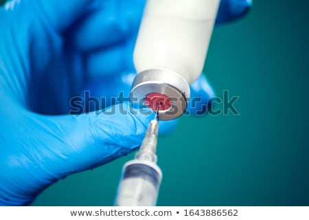 商業照片: Vial Medicines And Syringe Close Up