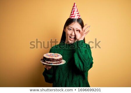 Foto stock: Iña · joven, · llevando, · sombrero · de · fiesta, · mirar, · torta · de · cumpleaños, · sonriente