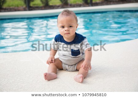 Stockfoto: Baby Crawling In Pool