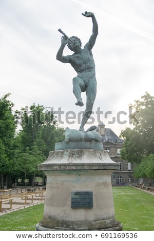 Foto stock: Faune Dansant Sculpture In Jardin Du Luxembourg