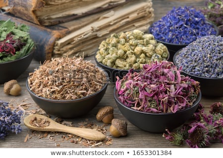 Foto d'archivio: Dried Herbs In A Mortar