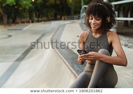 ストックフォト: Image Of Smiling African American Sportswoman Using Wireless Earbuds